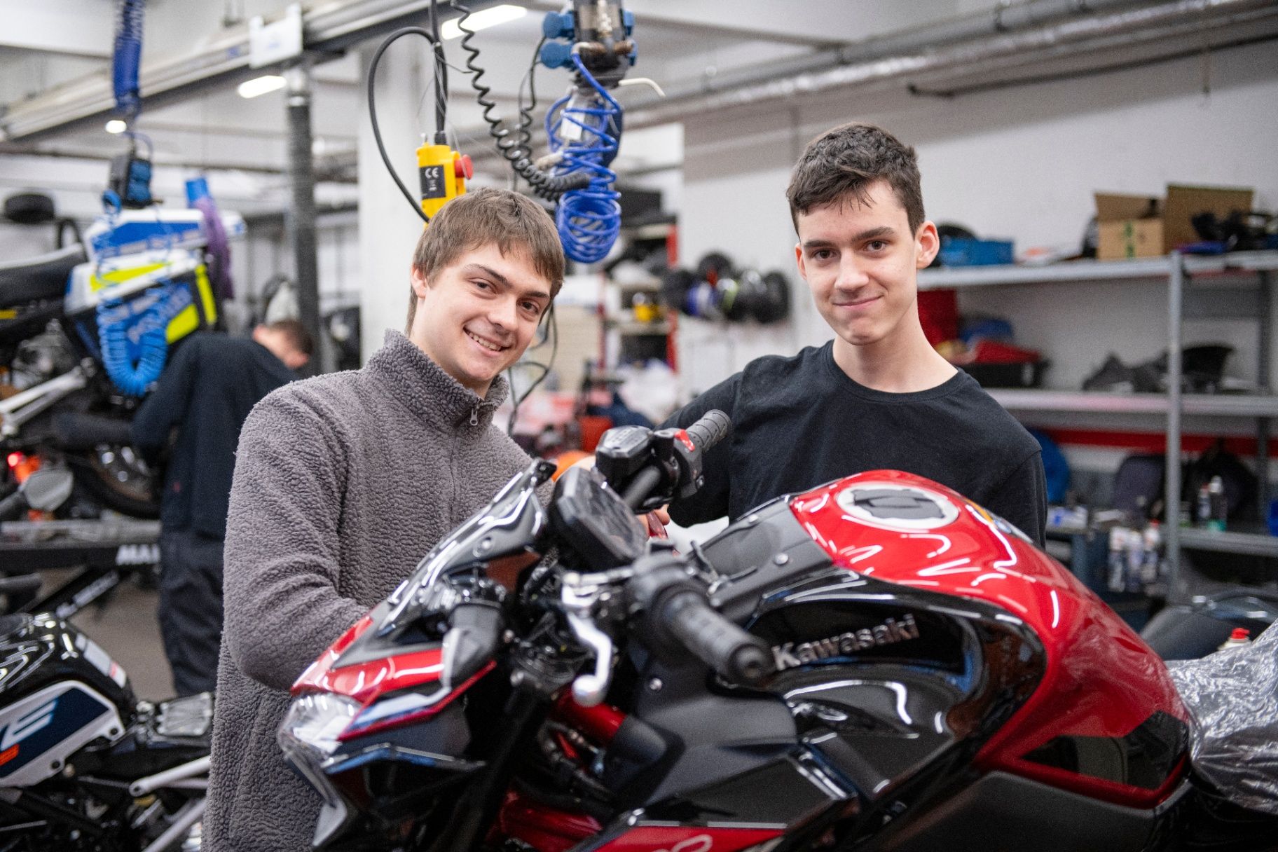 Das Team von H.M. Motorradhaus vor dem Standort
